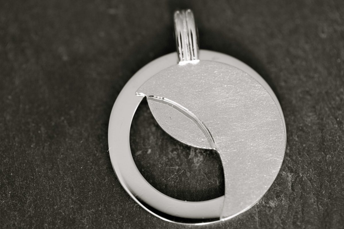 Medaille simplicité decoupée relief. Or gris