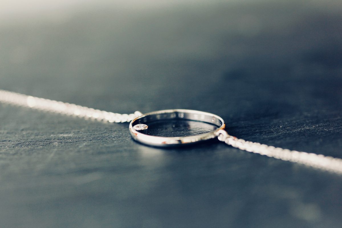 Bracelet "Alone". Or gris et diamant.