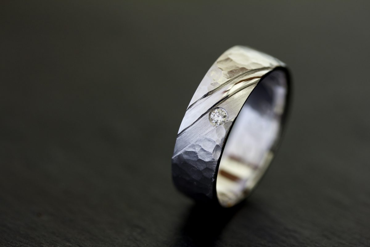 Alliance martelée et ciselée "On the Road". - bijoutier joaillier créateur Valenciennes