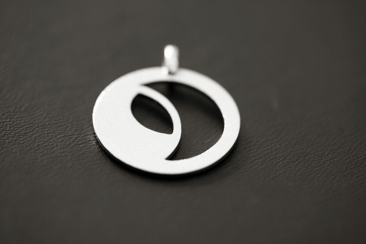 Médaille "simplicité découpée". - bijoutier joaillier créateur Valenciennes