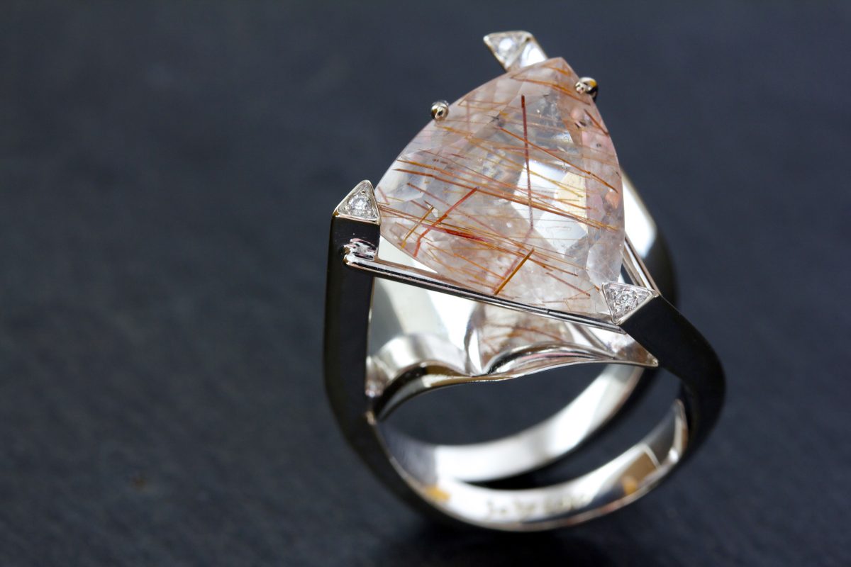 Bague "Flatey", quartz rutilé, or gris palladié, diamants