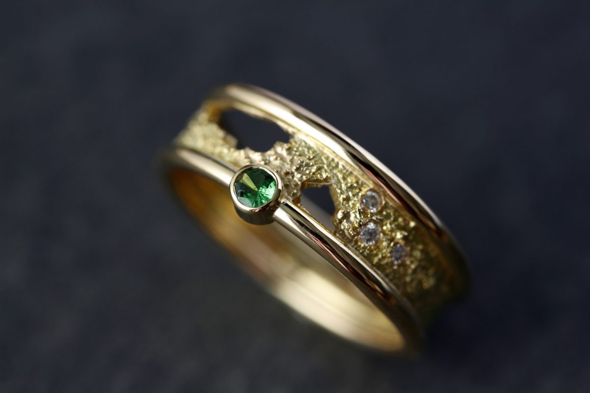 Bague Terres australes. Or jaune, tsavorite, diamants