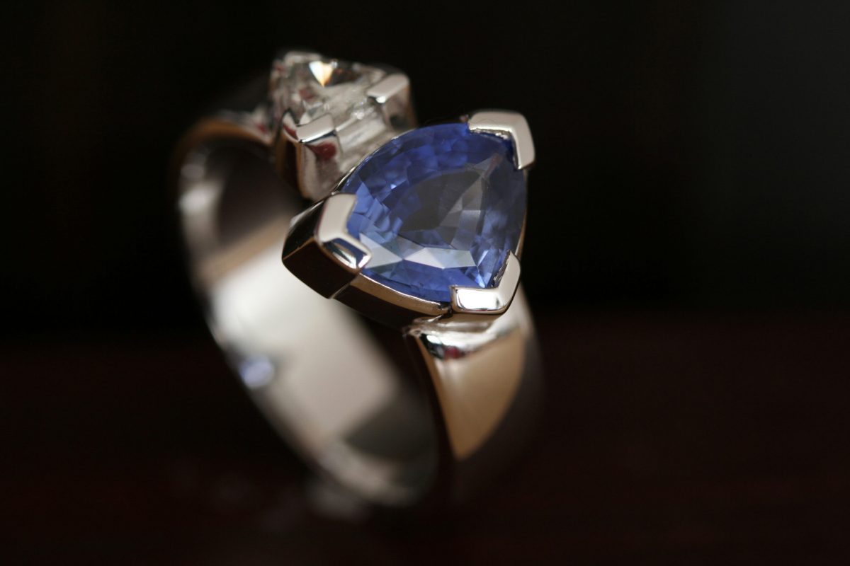 Bague Toi OU Moi. Or gris, saphir de Ceylan et diamant troïdia