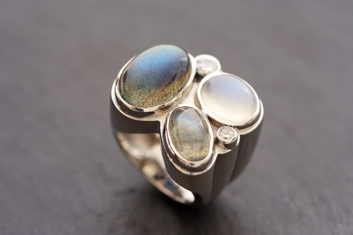 Bague "de Ouf", or gris, pierre de lune, labradorites, diamants