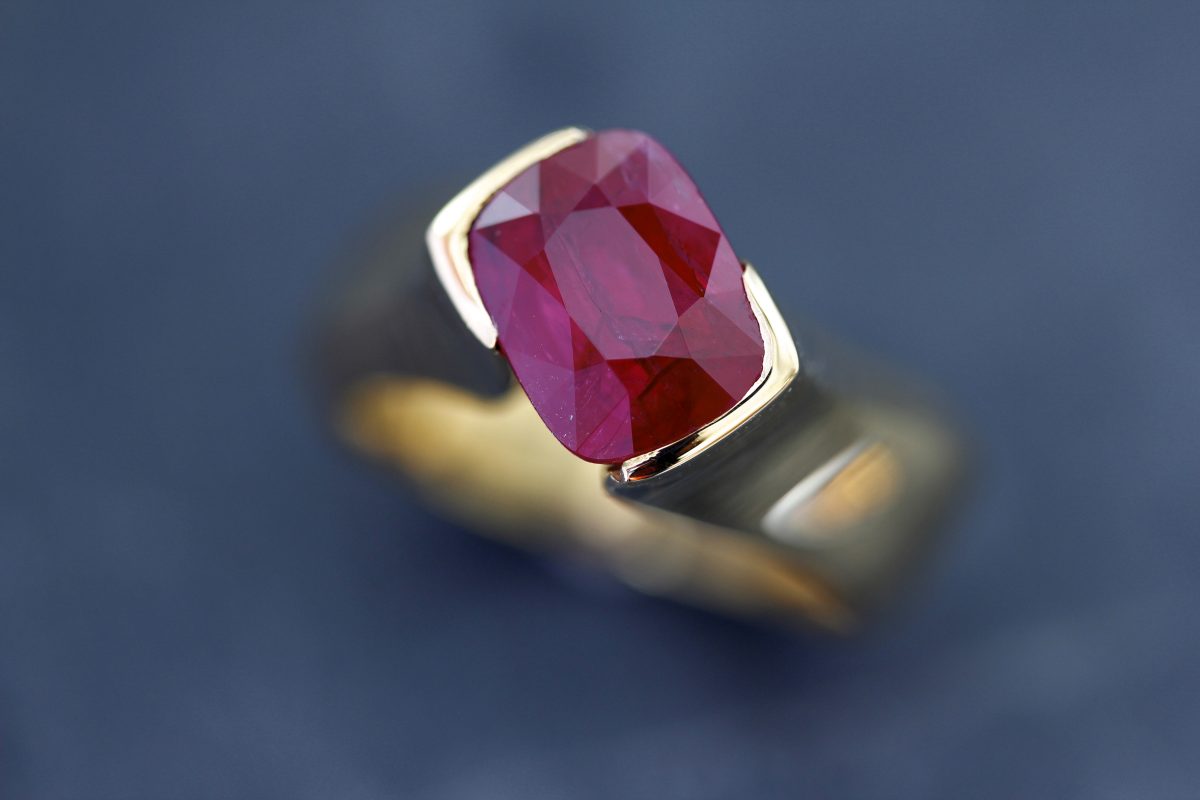 Bague or jaune, rubis