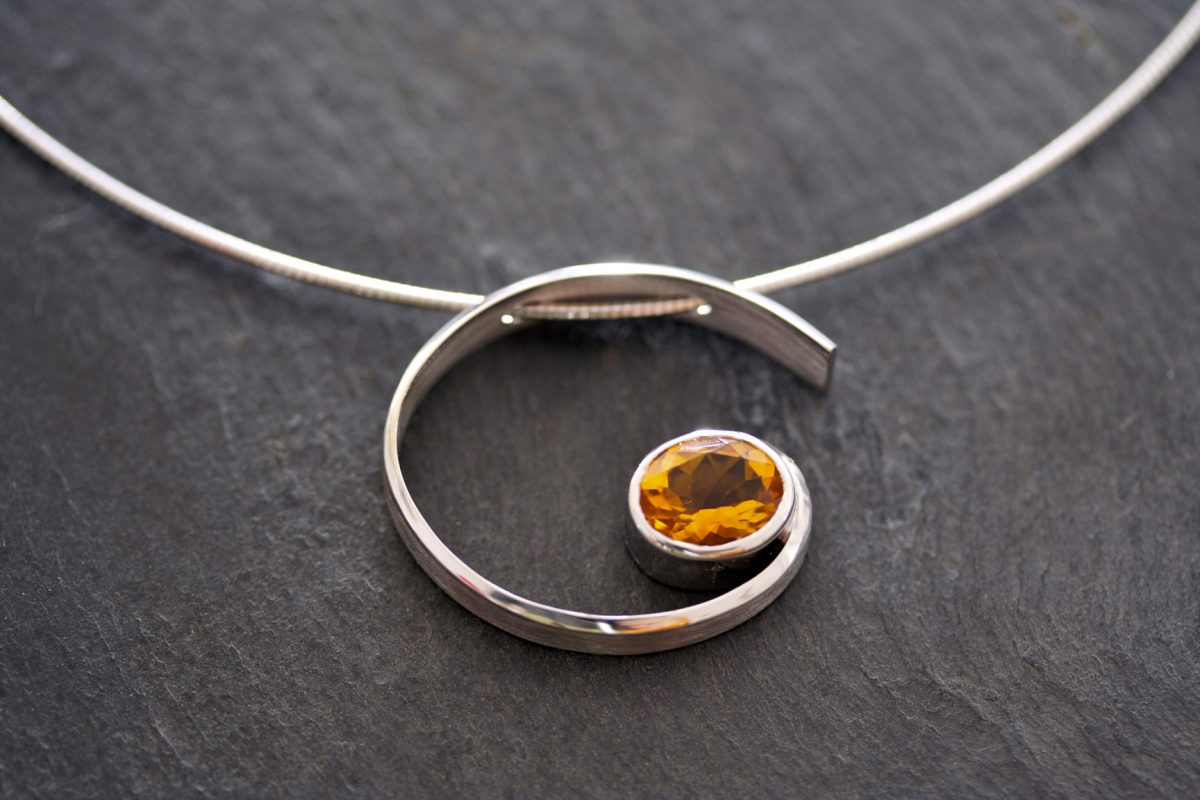 Collier "Souvenirs". Or gris, citrine