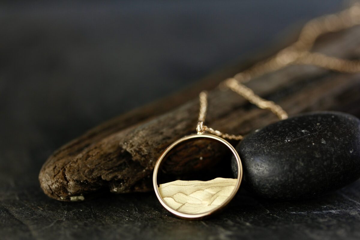Medaille "Le Bruit des Vagues". Or jaune Texture