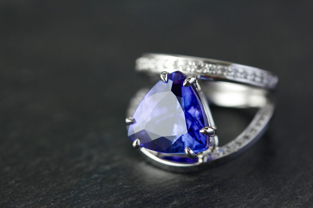 Bague "Rushy-Bay". Or gris palladié, tanzanite et diamants.