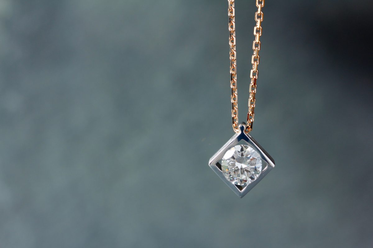 Collier "Dualité". Or gris palladié, or rose et diamant.