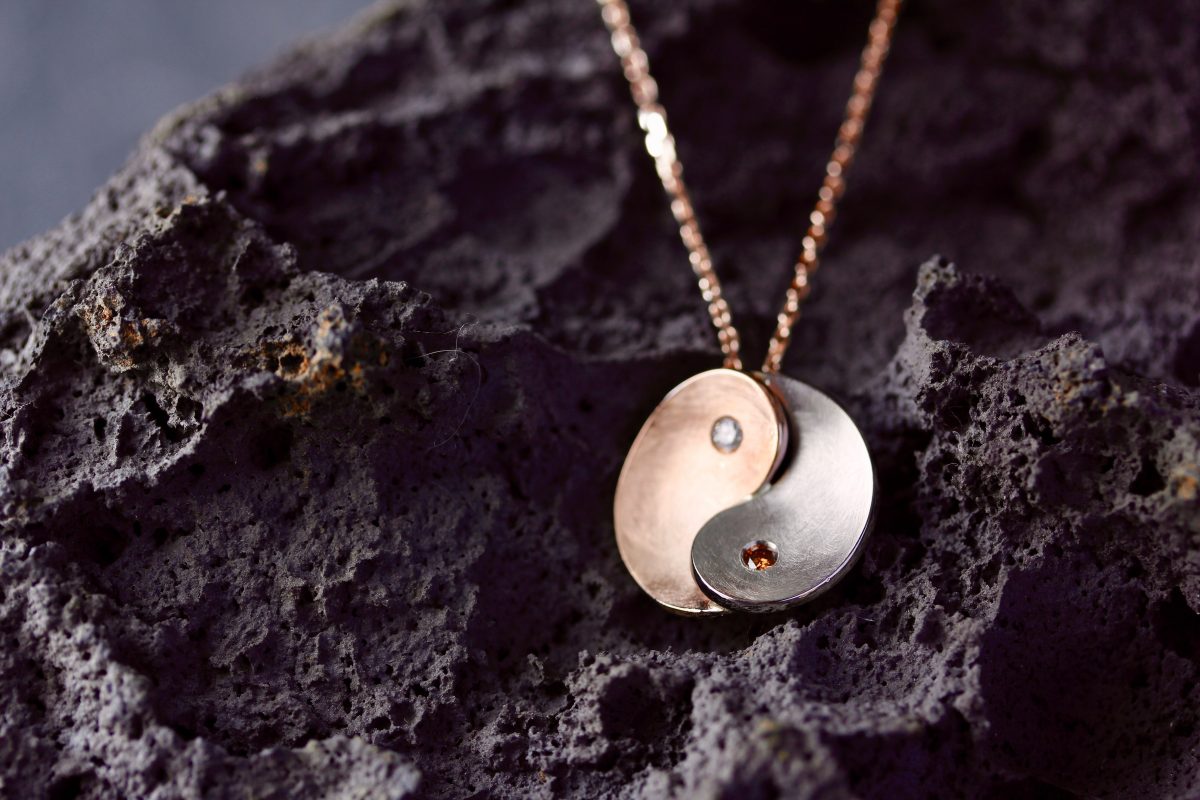 Collier "Yin-Yang". Or gris palladié, or rose, diamant blanc et diamant cognac.